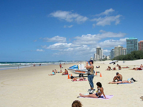 Strand mit Touristen Fotos